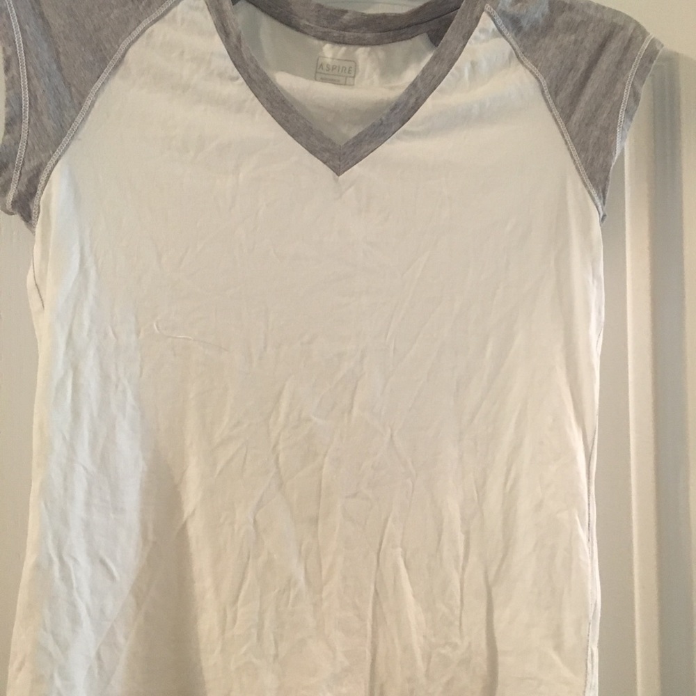 🔥3 for $20🔥Gray and white T-shirt